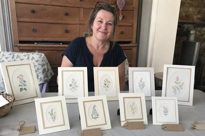 Angèle T. avec sa broderie sur papier terminée