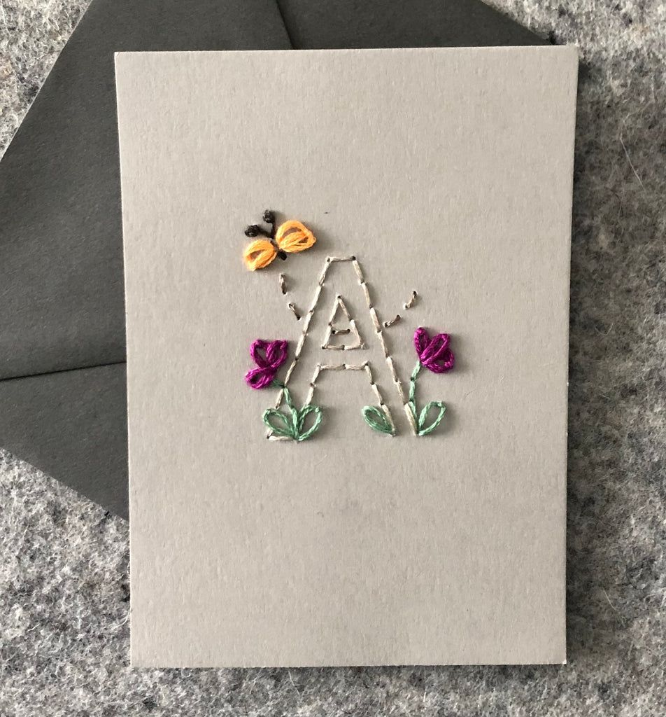 Initiale A brodée sur papier avec papillon et fleurs